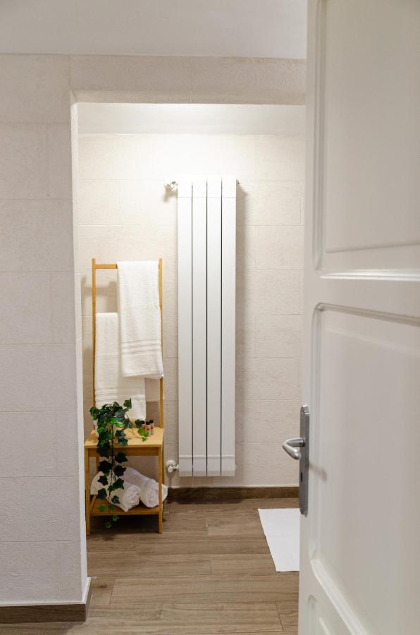 Modern Stone Apartment In The Heart Of Bari Eksteriør bilde