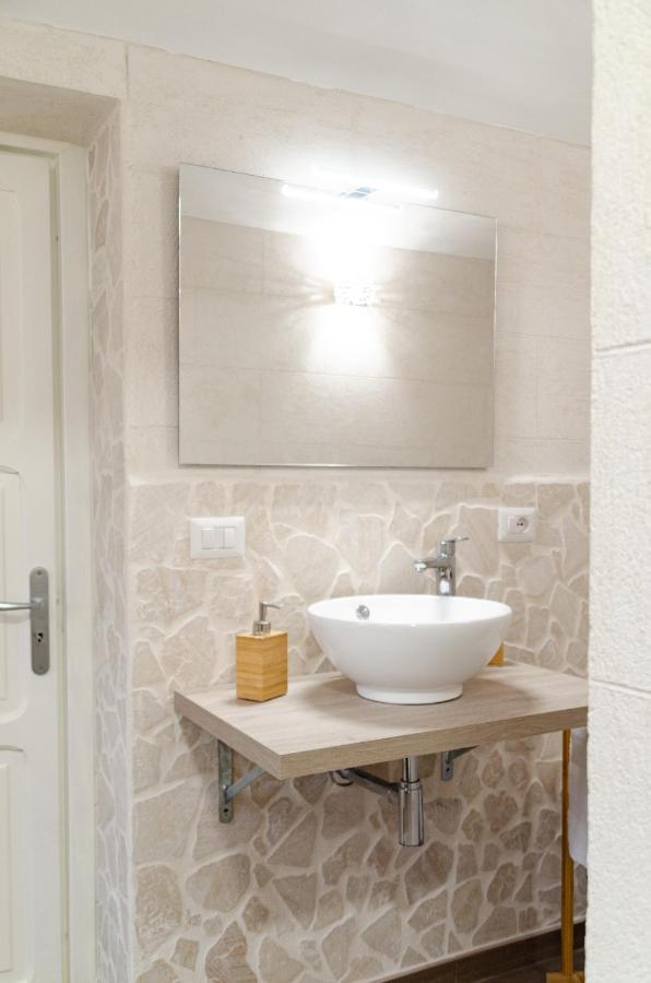 Modern Stone Apartment In The Heart Of Bari Eksteriør bilde