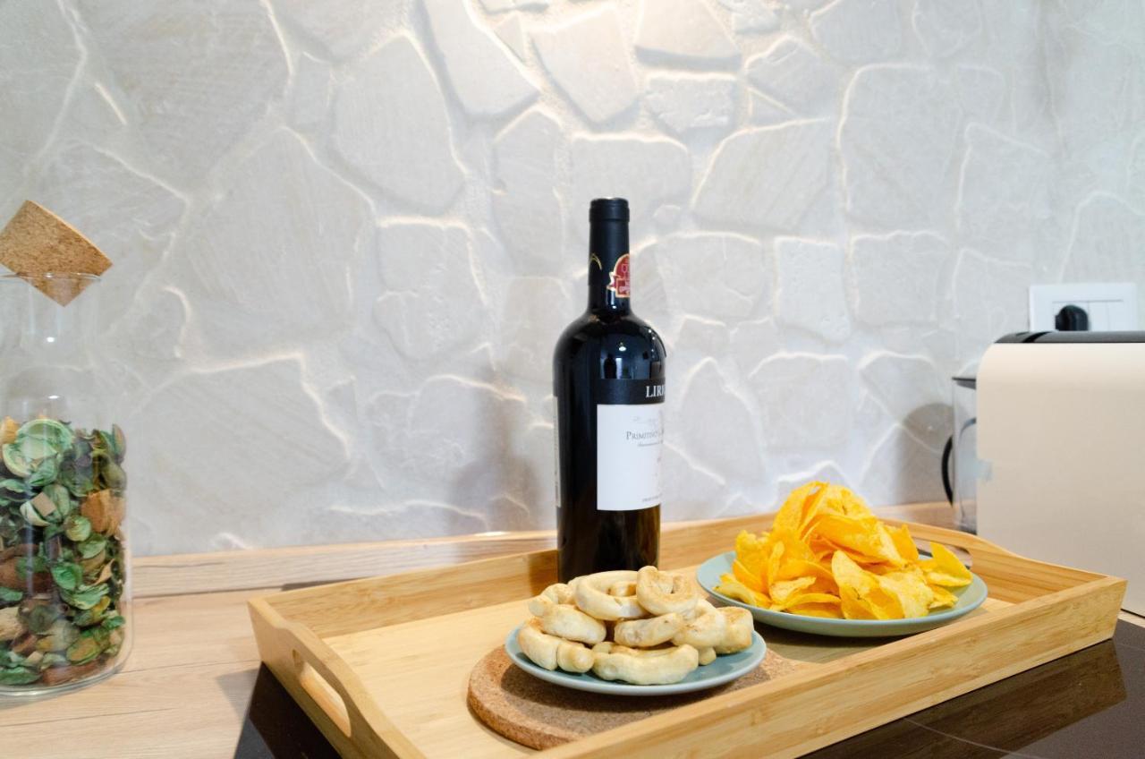 Modern Stone Apartment In The Heart Of Bari Eksteriør bilde