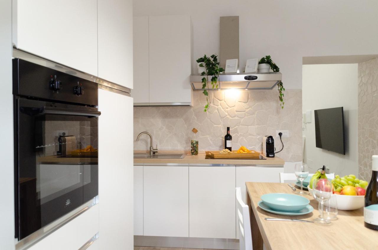 Modern Stone Apartment In The Heart Of Bari Eksteriør bilde