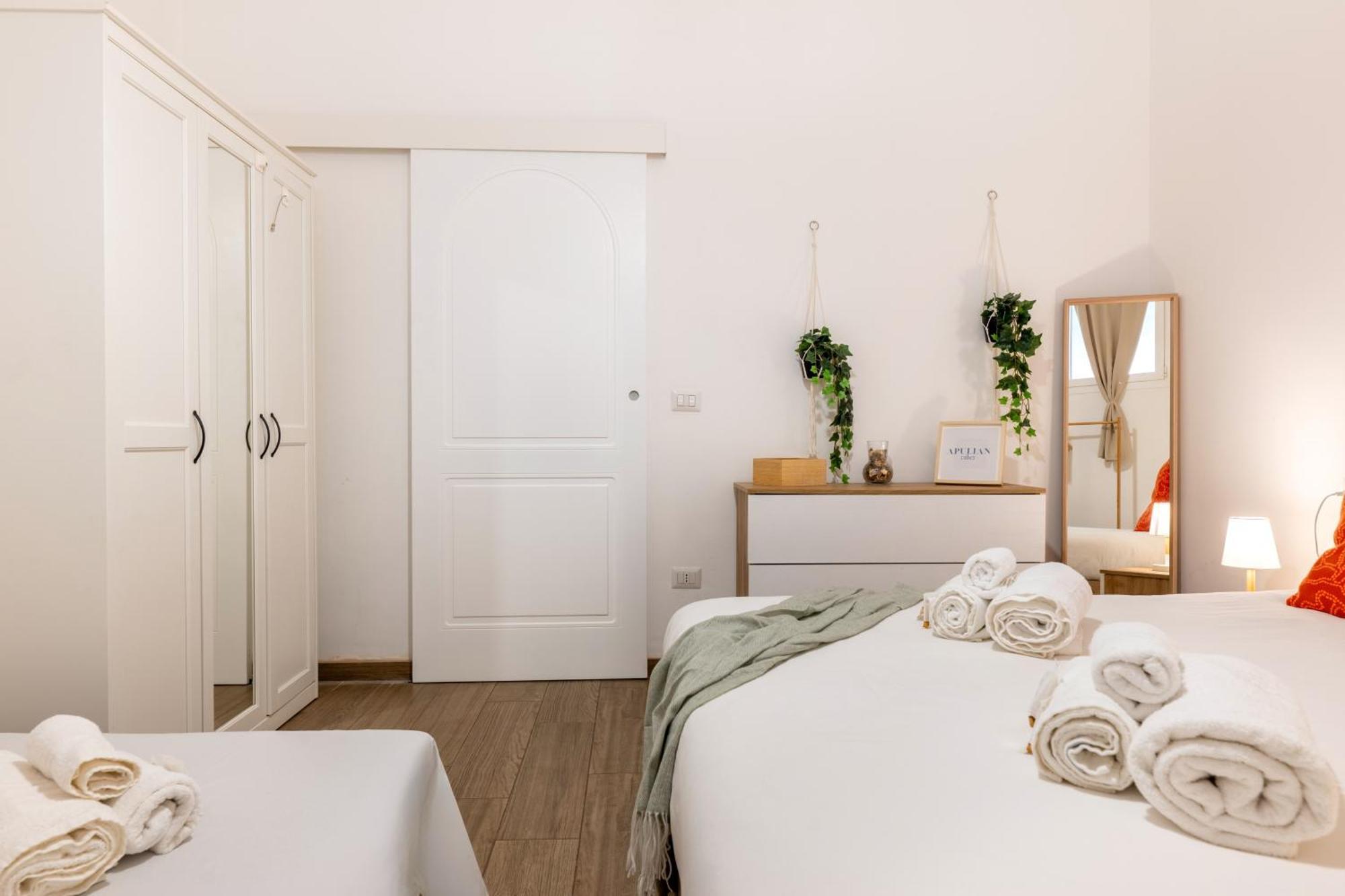 Modern Stone Apartment In The Heart Of Bari Eksteriør bilde