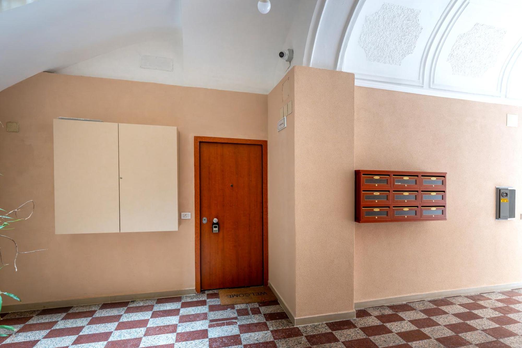 Modern Stone Apartment In The Heart Of Bari Eksteriør bilde