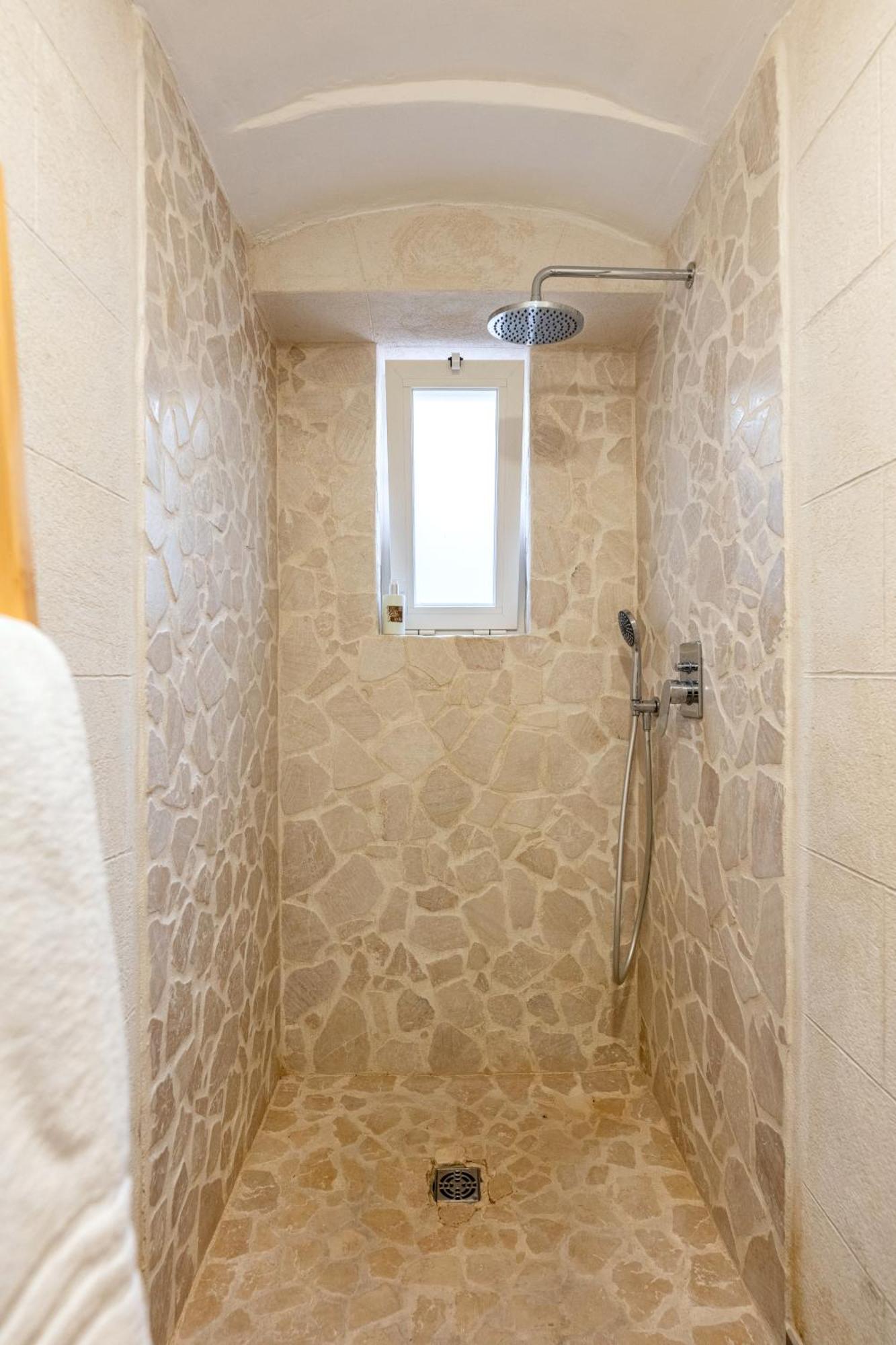 Modern Stone Apartment In The Heart Of Bari Eksteriør bilde