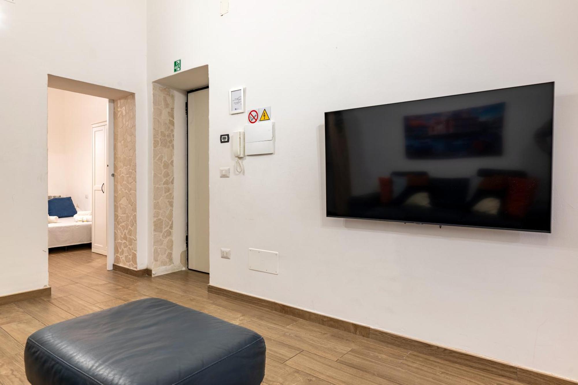 Modern Stone Apartment In The Heart Of Bari Eksteriør bilde