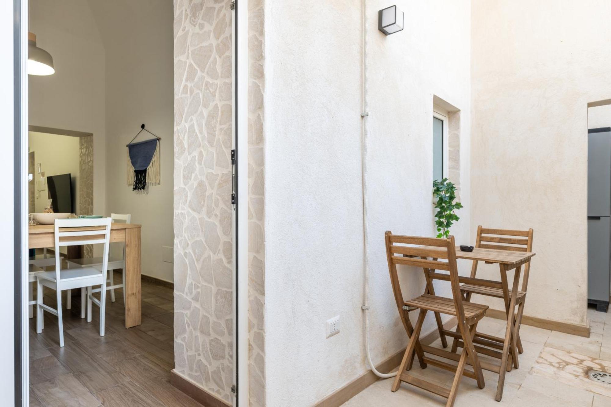 Modern Stone Apartment In The Heart Of Bari Eksteriør bilde