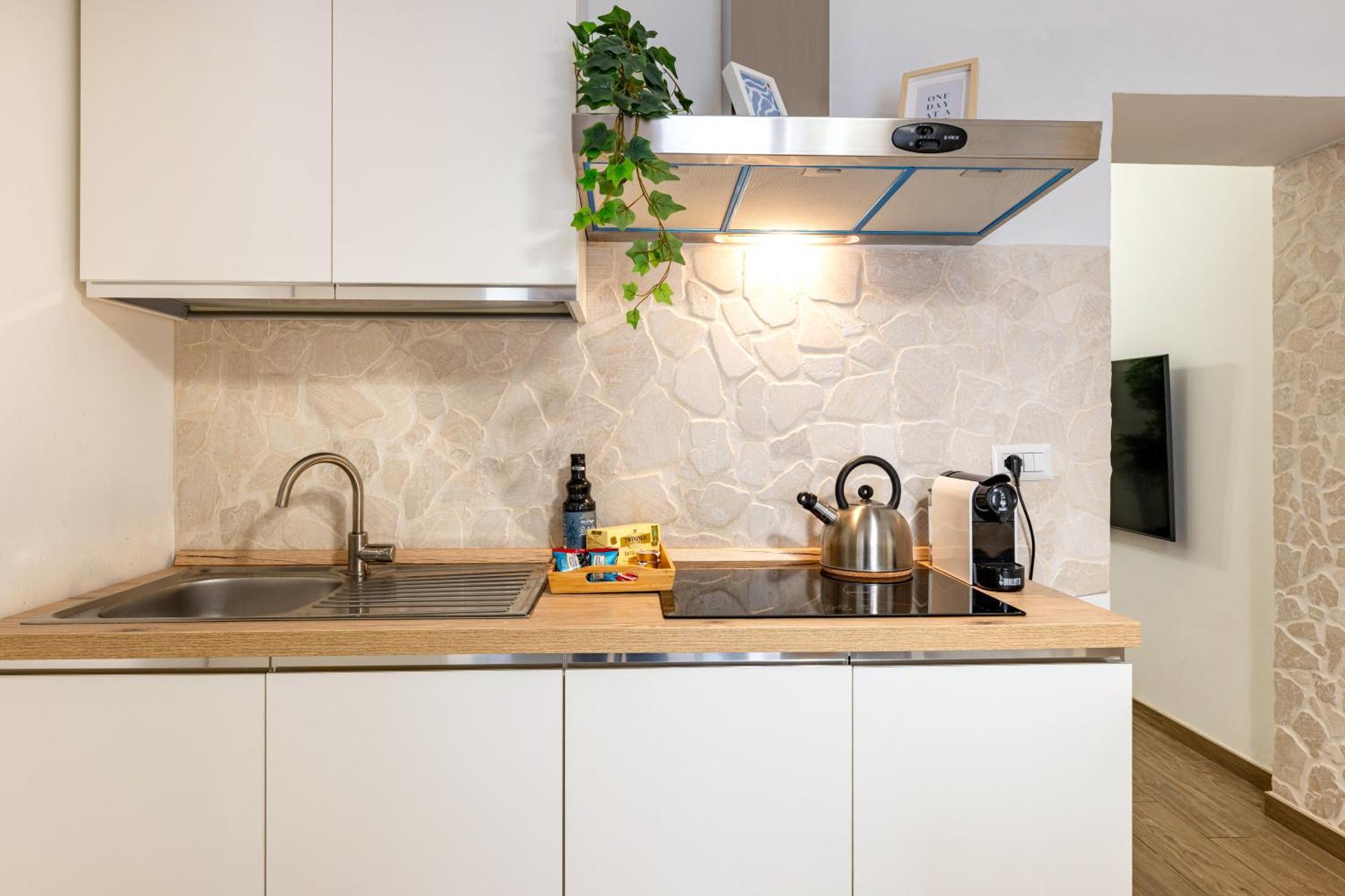 Modern Stone Apartment In The Heart Of Bari Eksteriør bilde