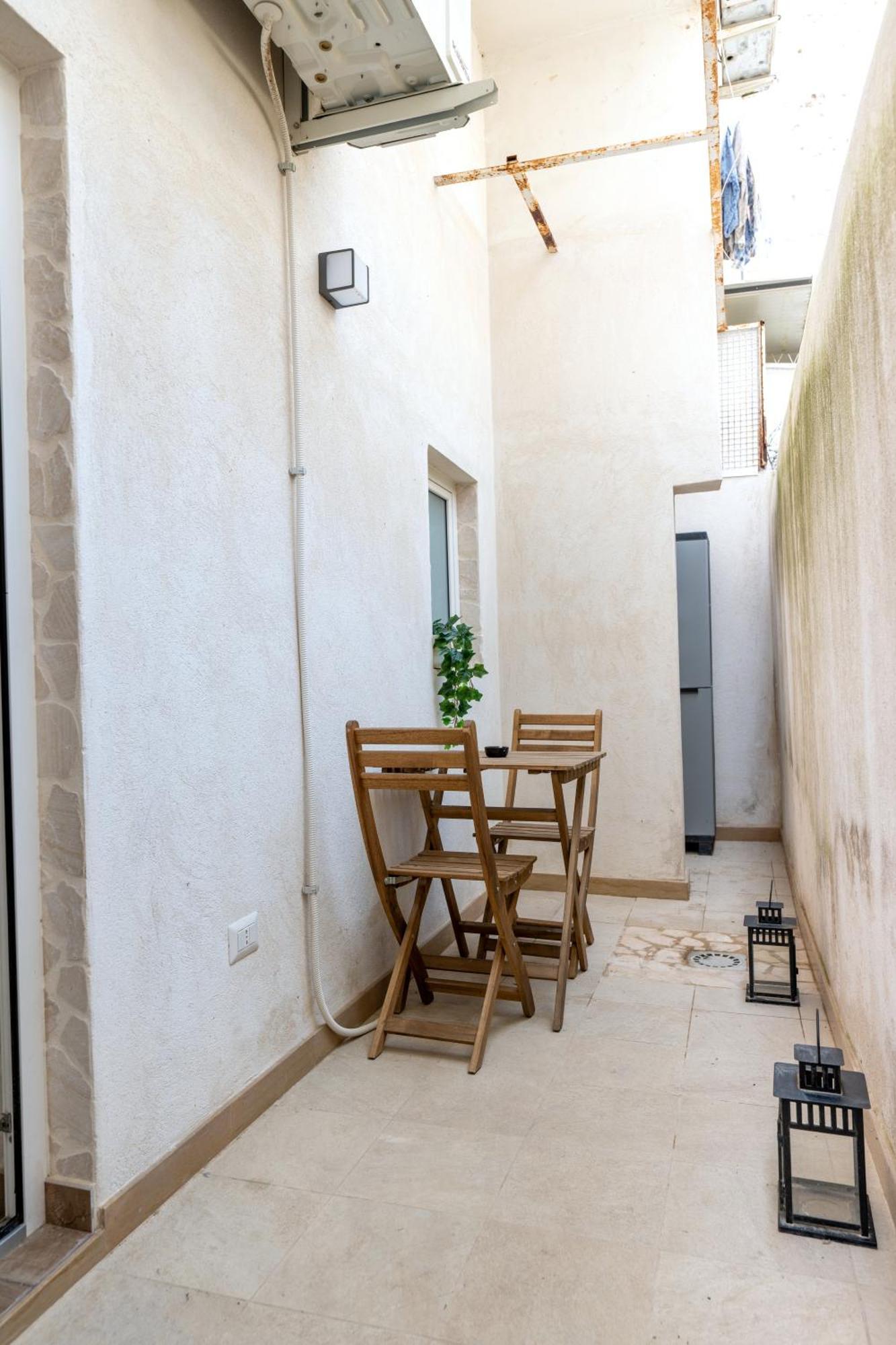 Modern Stone Apartment In The Heart Of Bari Eksteriør bilde